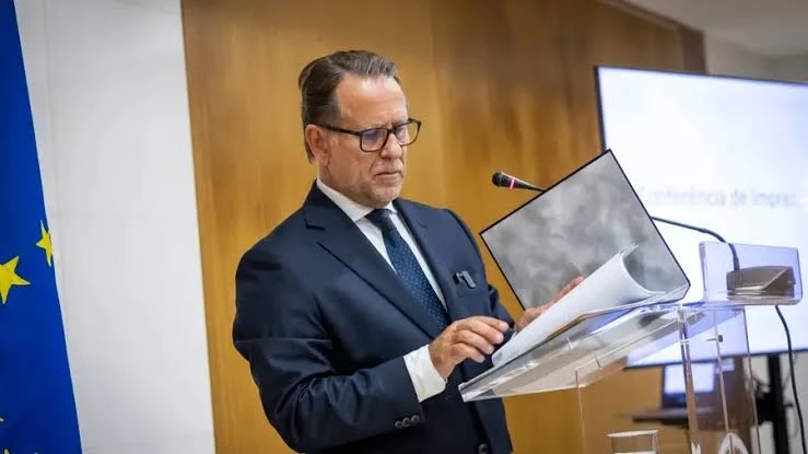 Luís Neves pagou 5.000 euros em dinheiro para obras em casa de forma faseada. O que diz a lei para pagamentos em numerário?